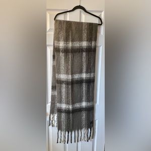 NWOT Steve Madden fringed plaid scarf wrap